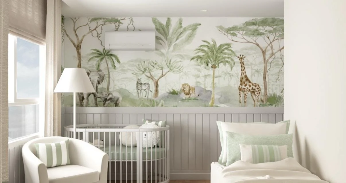 Cameretta dal mood safari: carta da parati illustrata e palette soft per un’atmosfera dolce e rilassante.