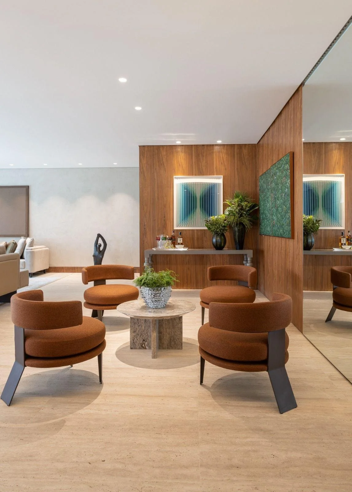 Lounge zone con poltrone organiche moderne.