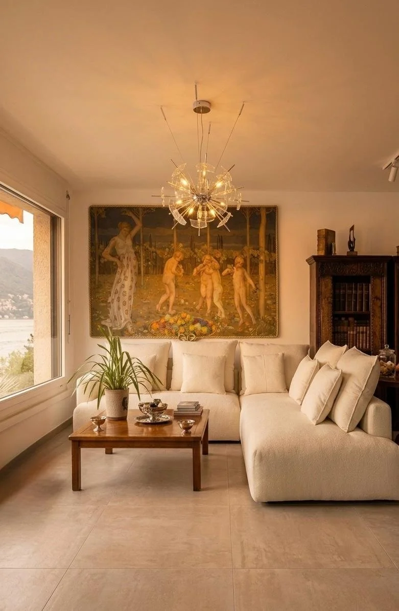Il divano su misura si inserisce nel living attraverso volumi generosi e proporzioni attentamente studiate. La composizione dialoga con l’arazzo e con gli elementi esistenti, creando un equilibrio tra design contemporaneo e carattere della residenza.