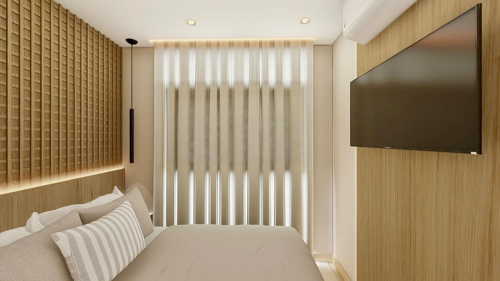 Vista laterale della camera con letto matrimoniale, tende a tutta altezza e parete TV in legno. L’illuminazione perimetrale crea una luce morbida e valorizza le proporzioni dell’ambiente.