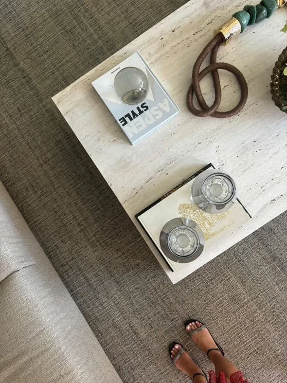 La superficie del travertino cattura la luce e aggiunge profondità al centro del living.