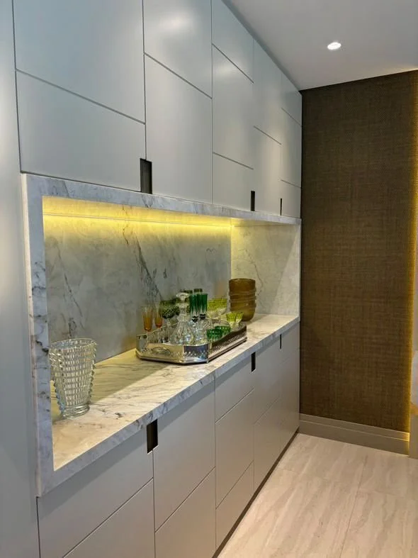 Prospettiva materica: spessori, tagli e finiture della nicchia in marmo Calacatta curati al millimetro.