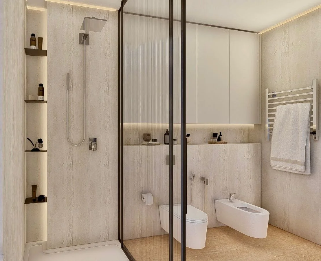 Bagno moderno con pareti in pietra, doccia con parete in vetro nero, lavabo con armadietto, WC e bidet, asciugamano bianco appeso, mensole con prodotti per la cura personale.