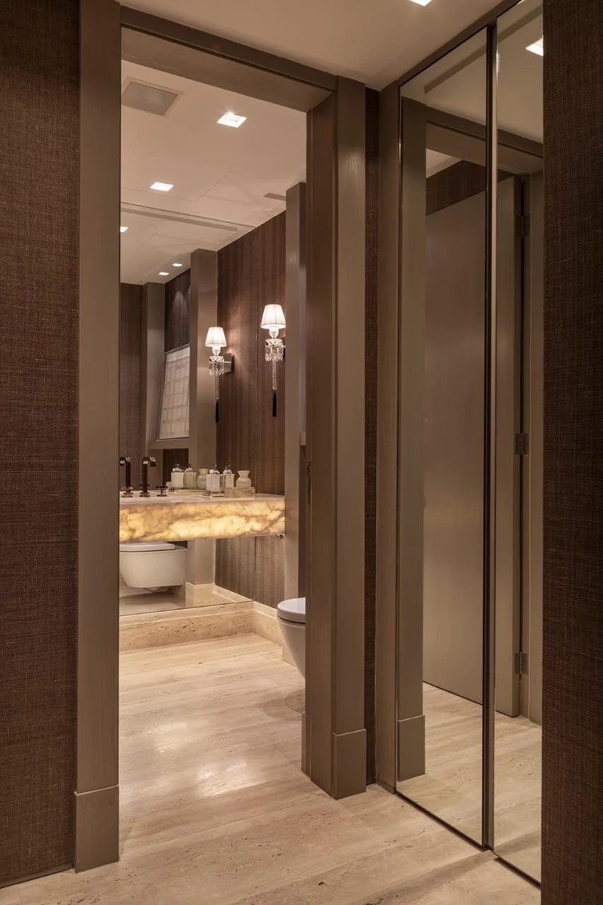 Ingresso effetto suite con vetrate e prospettive pulite: eleganza calda e contemporanea.