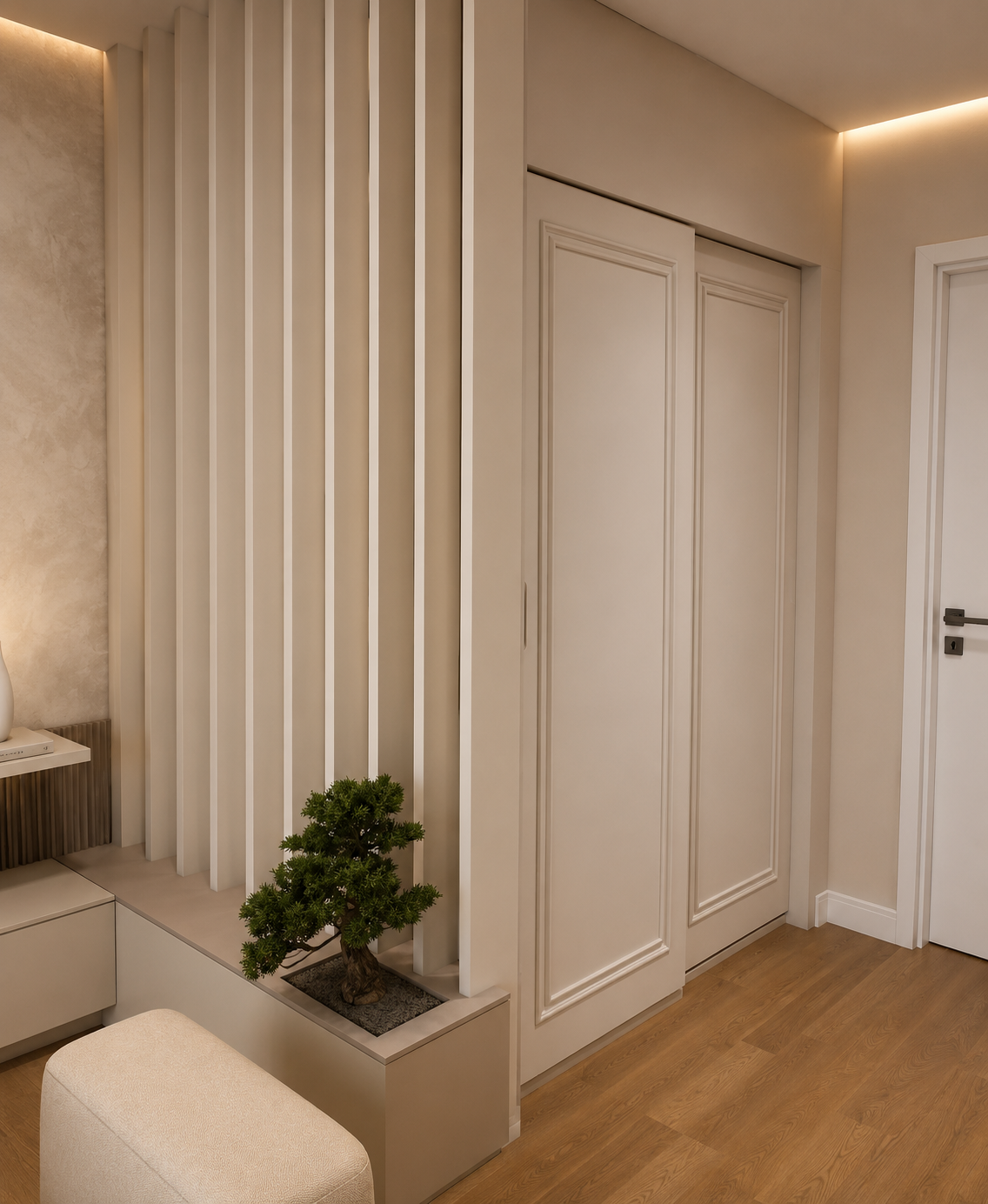 Dettaglio del divisorio a lamelle verticali che separa delicatamente il living dal disimpegno. La soluzione mantiene permeabilità visiva e luminosità, integrando una piccola area verde nel disegno dell’arredo.