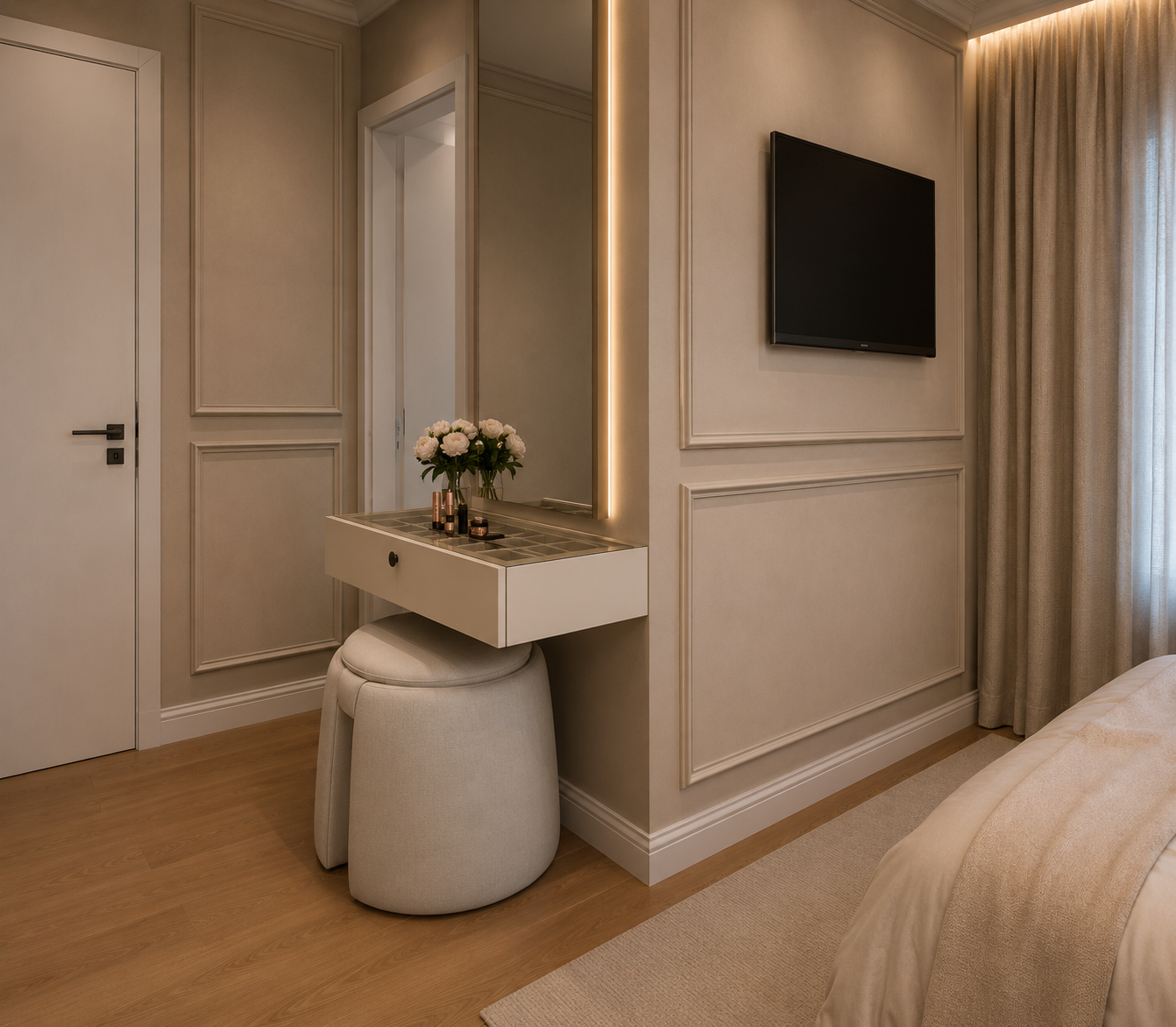 Zona vanity della suite con specchio retroilluminato, piano porta accessori e pouf imbottito.