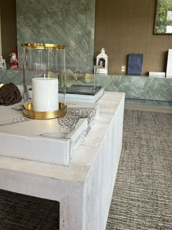 Dettaglio in travertino: texture naturale e venature che rendono ogni pezzo unico.