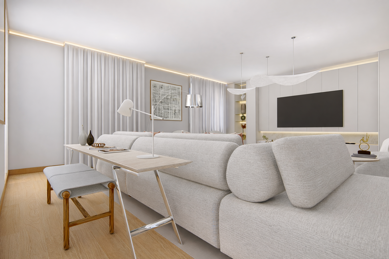 Interno di un soggiorno moderno con divani chiari, tavolo in legno, lampada da tavolo, decorazioni minimaliste e pareti bianche con tende bianche.