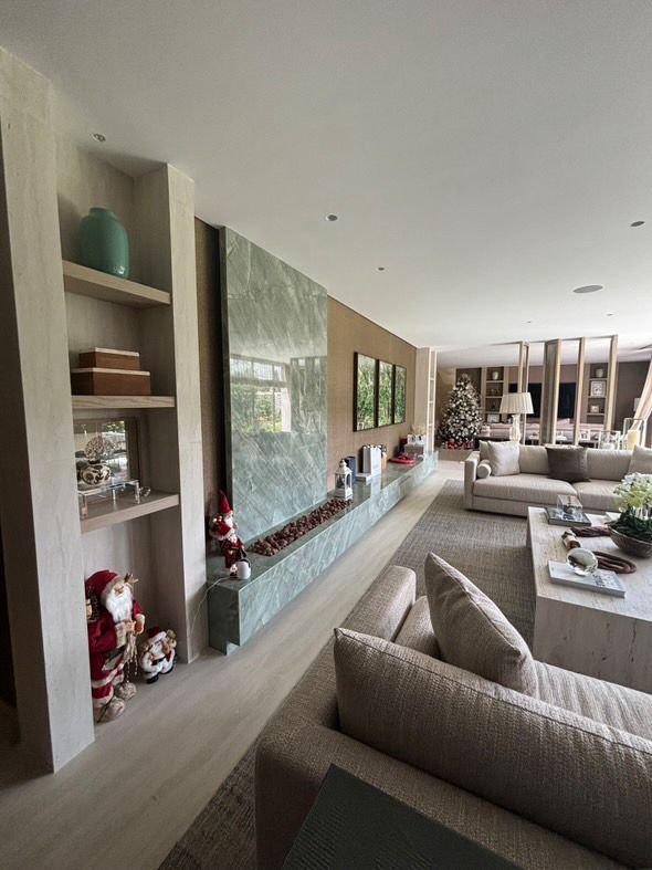 Living materico e raffinato, con pietre naturali protagoniste e atmosfera contemporanea.