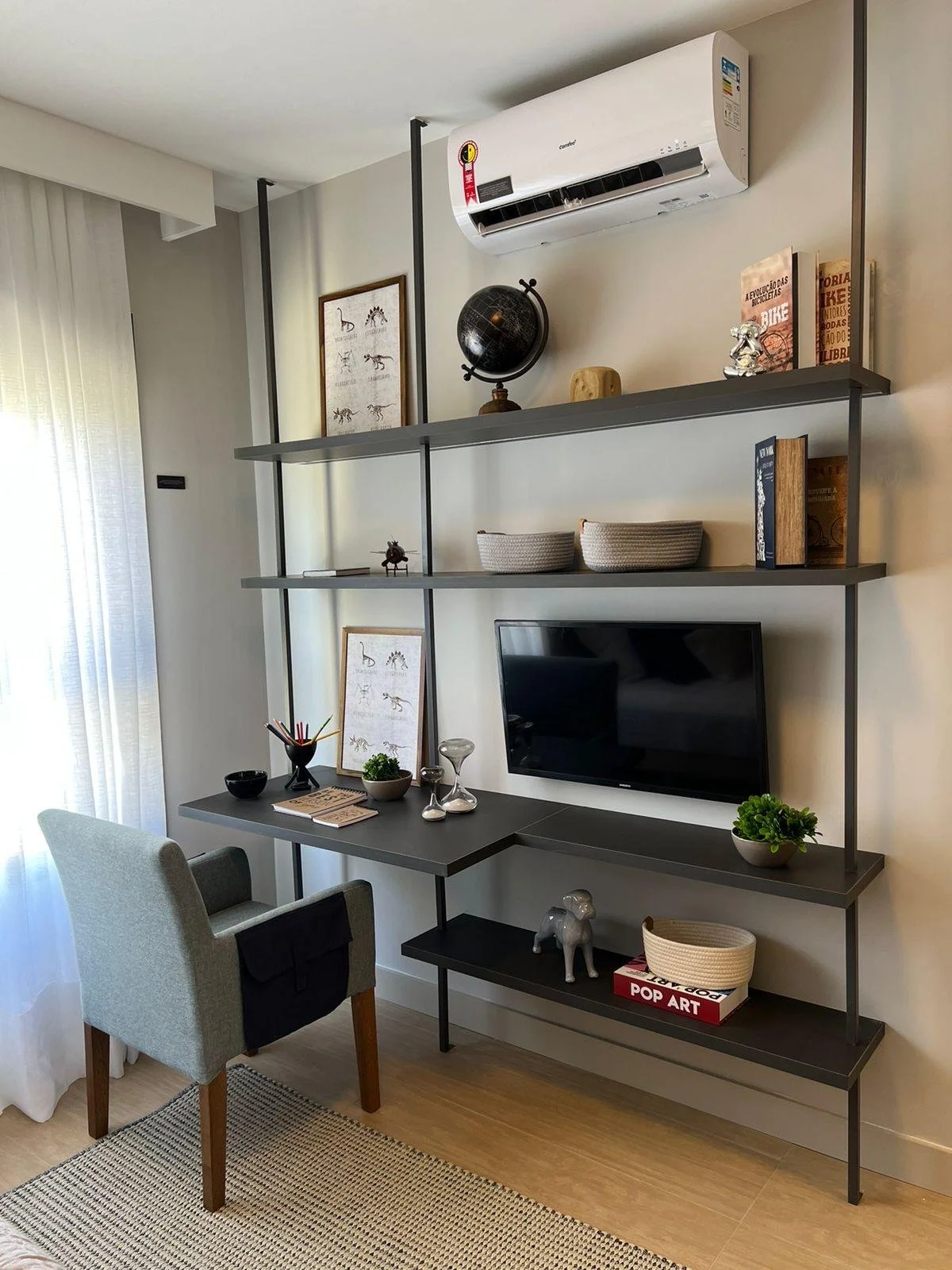 Zona studio moderna con scaffali open space e scrivania minimalista. Spazio funzionale per lavoro e lettura.