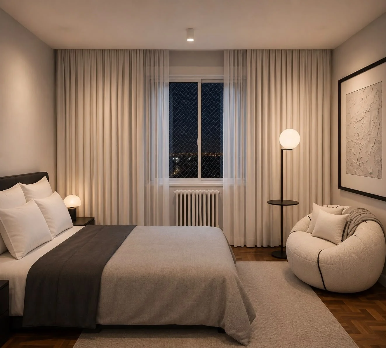 Il letto, vestito con tessuti neutri e grigio scuro, è affiancato da una poltrona scultorea e da una lampada da terra con diffusore sferico. Le tende a tutta altezza filtrano la luce e contribuiscono all’atmosfera intima della camera.
