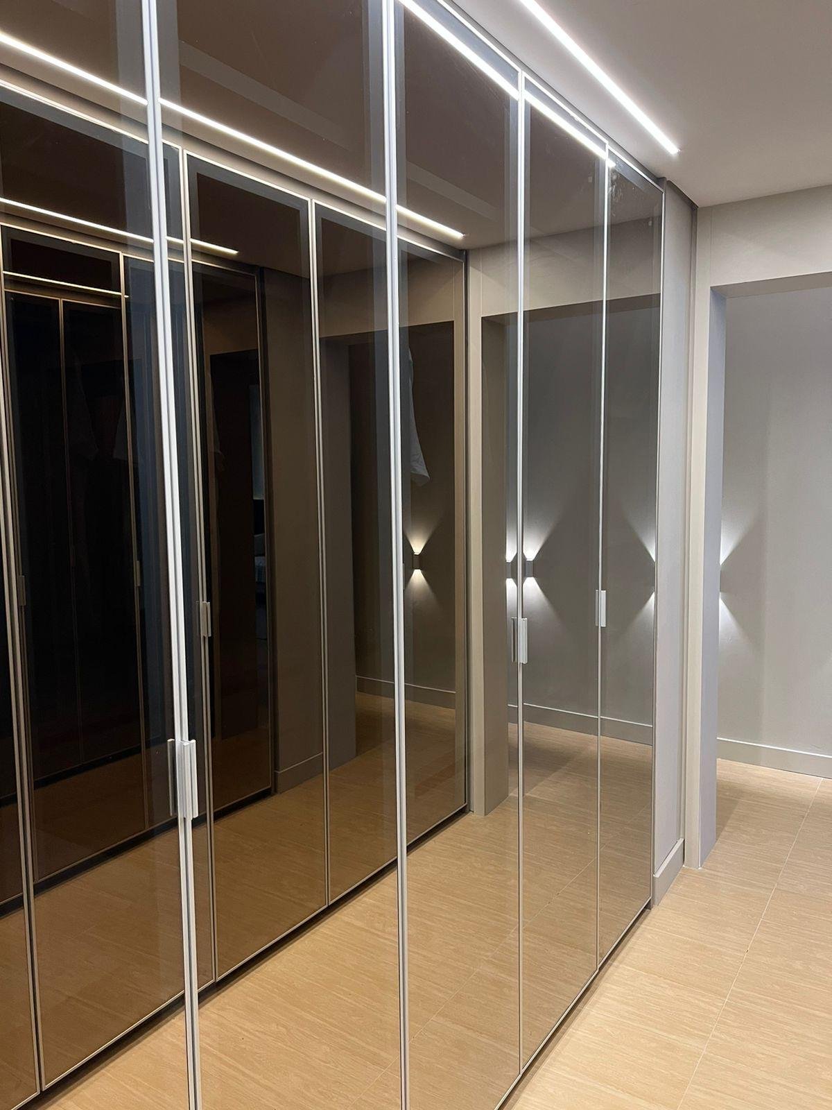 Armadio walk-in con illuminazione a LED integrata.