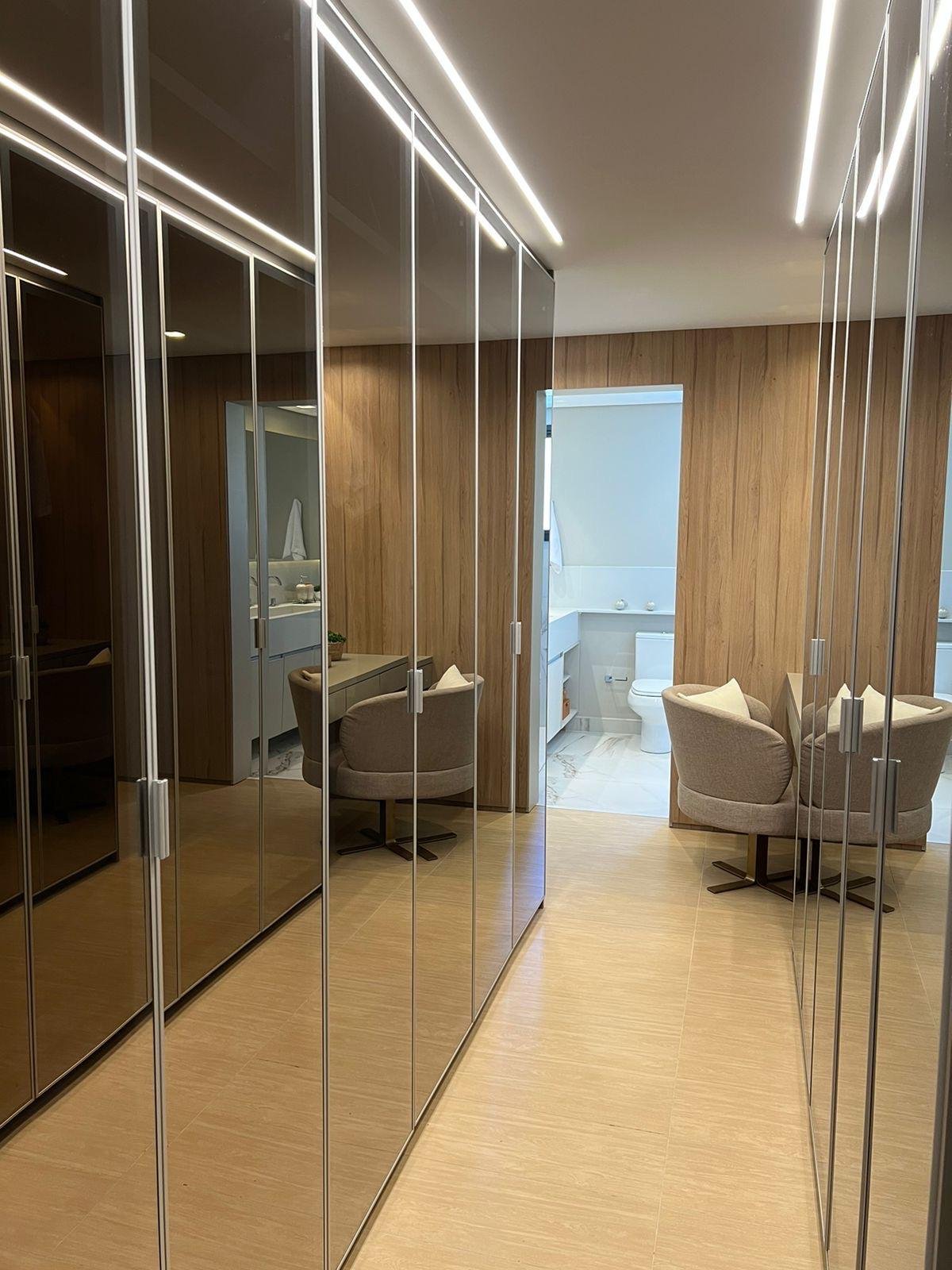 Cabina armadio con ante a specchio per creare un effetto di maggiore ampiezza, completa di zona trucco integrata.