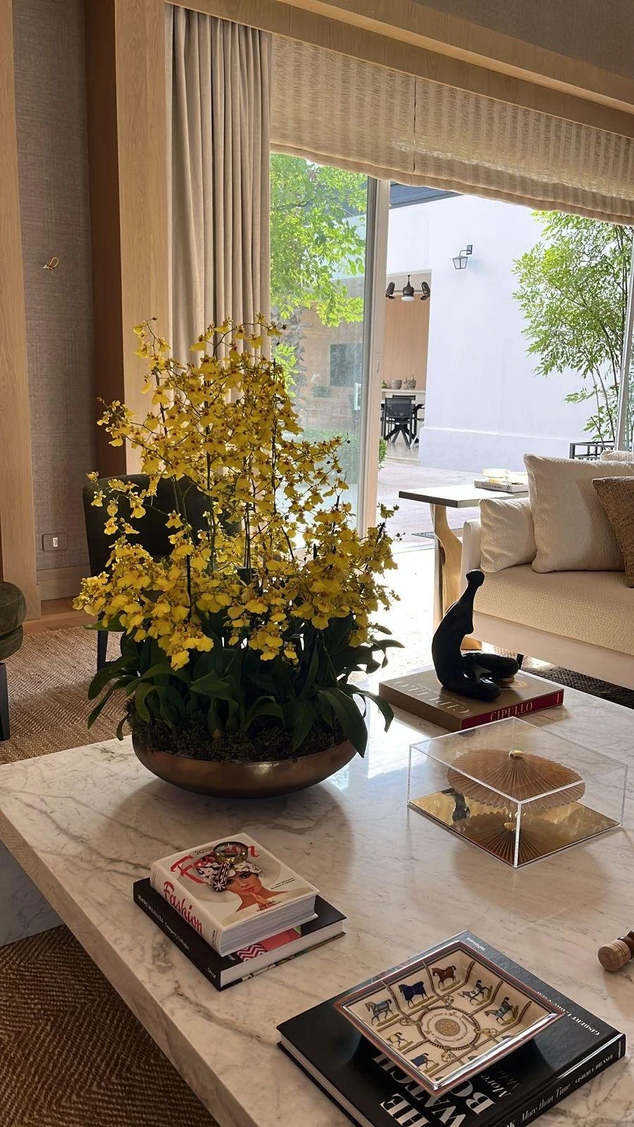 Vasi eleganti su tavolo moderno, decorano il salotto con un tocco di classe e raffinatezza. 