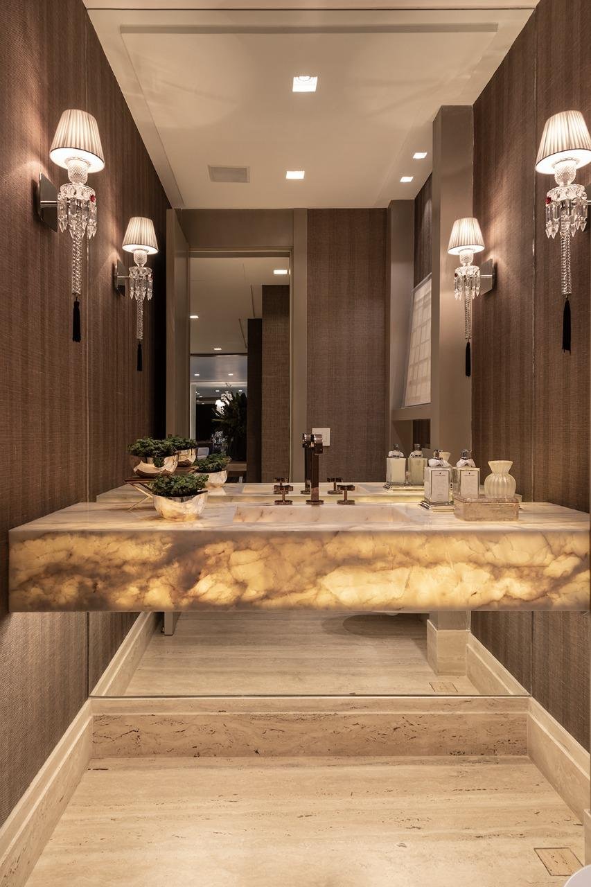 Lavabo scenografico in onice retroilluminato e applique in cristallo.