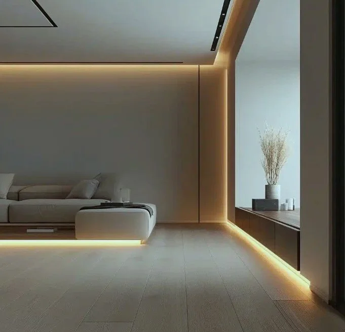 Profili LED perimetrali su soffitto e battiscopa.