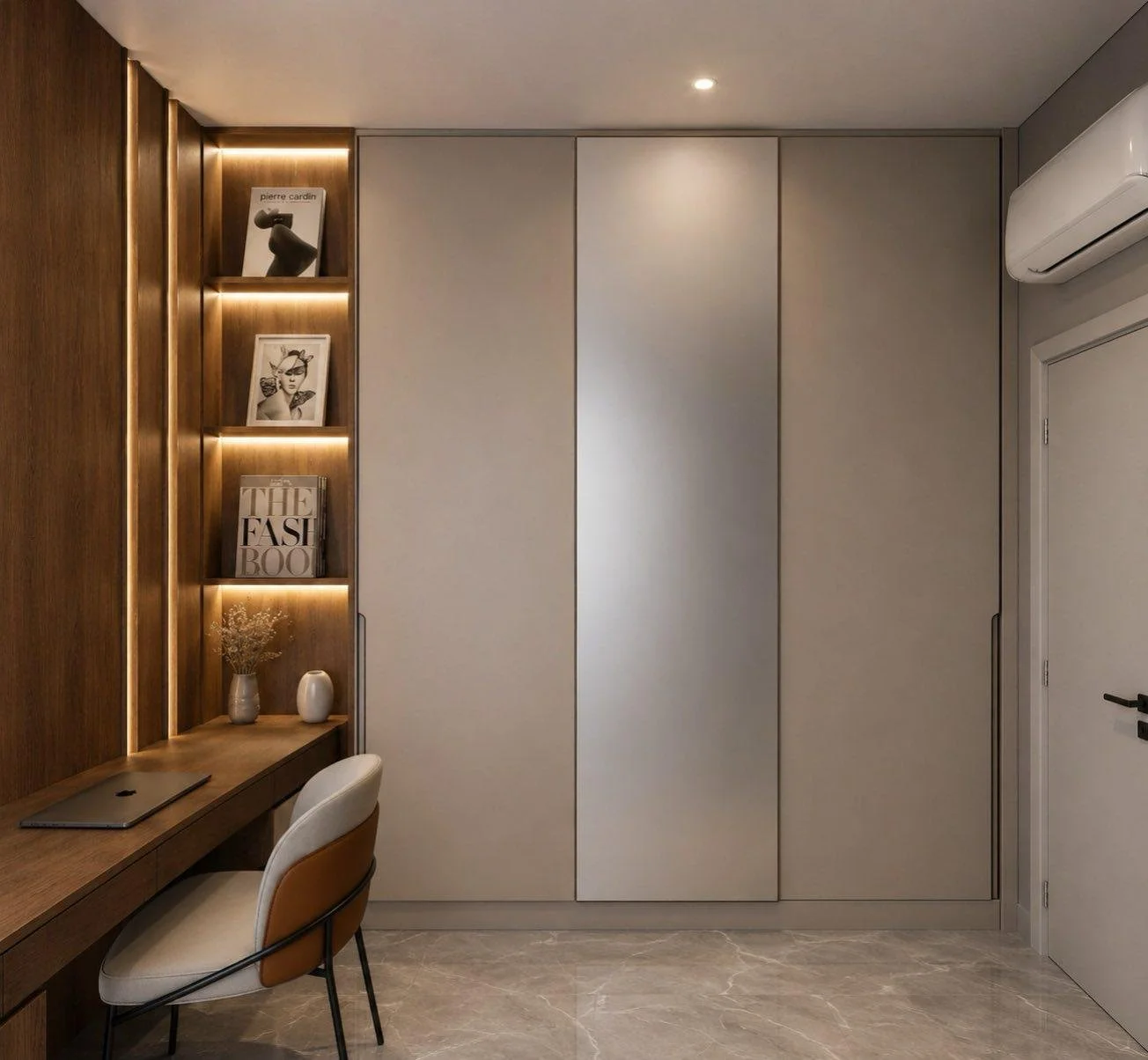L’armadio occupa la parete a tutta altezza, mentre una quinta in legno ricava un piccolo angolo dedicato allo studio.