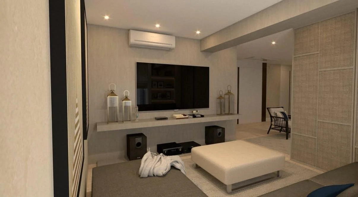 Parete TV minimal con mensola sospesa, impianto integrato e controsoffitto in cartongesso con faretti.