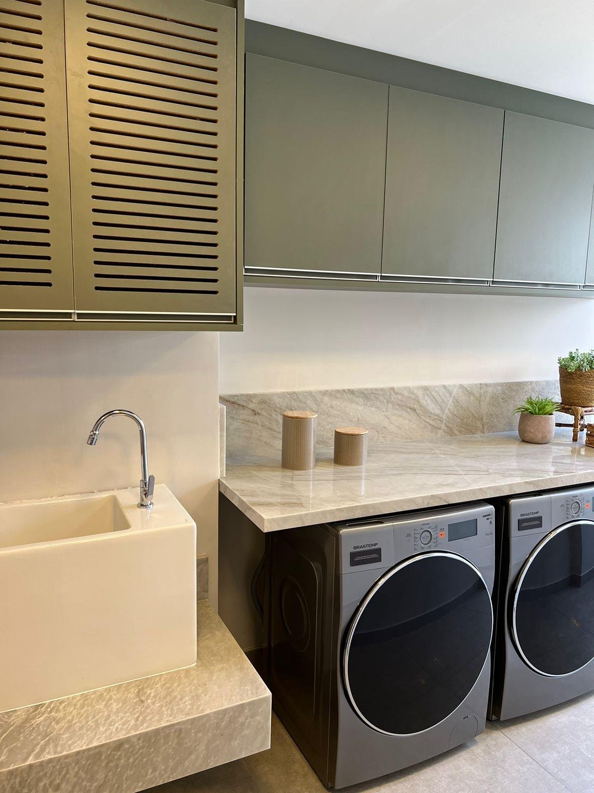Lavanderia moderna con lavatrice e asciugatrice affiancate.