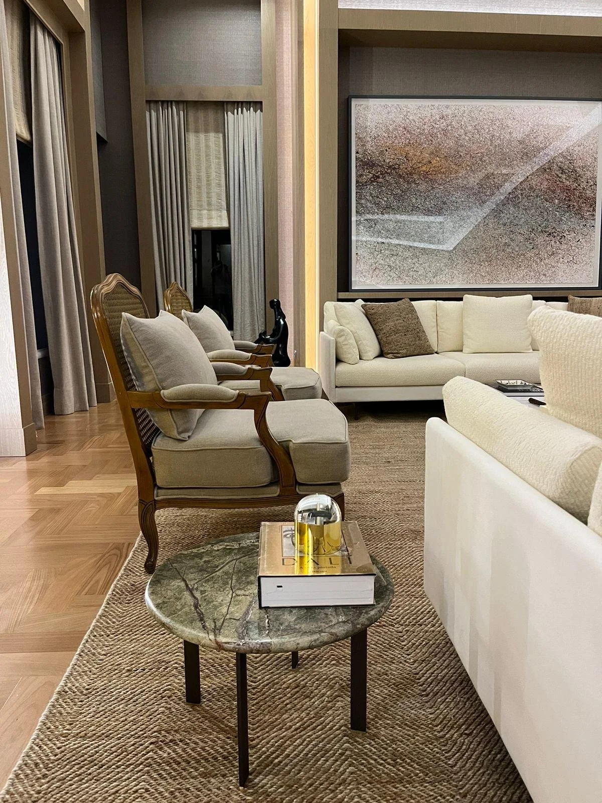 Tavolino laterale dal design elegante e funzionale. La sua altezza più bassa aggiunge movimento e raffinatezza.