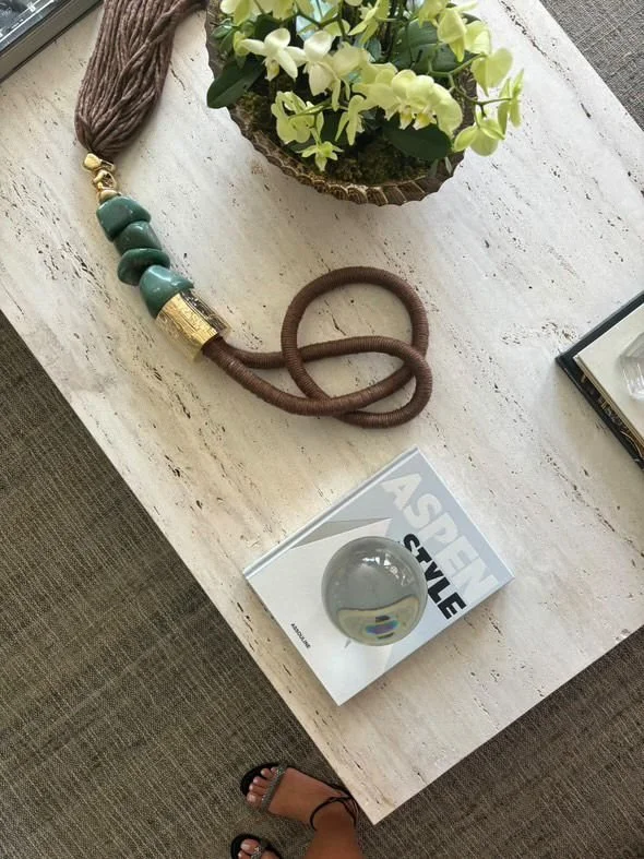 Close-up materico: dettagli e lavorazione esaltano il carattere della pietra.