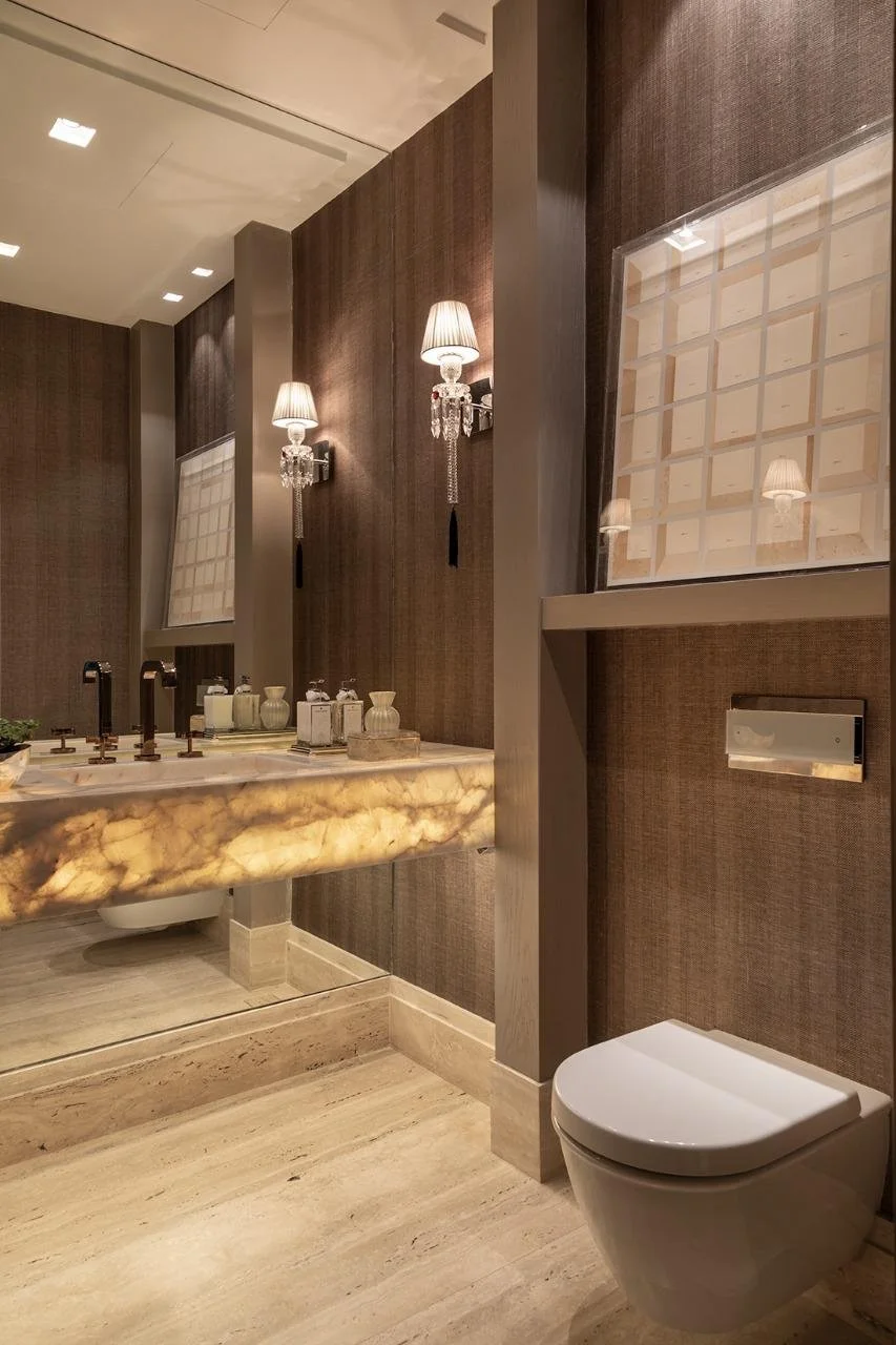 Dettagli luxury tra carta da parati effetto paglia scura e colonna in legno scuro.