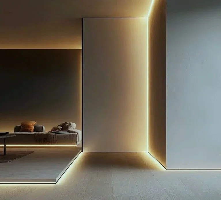 Sistema di illuminazione a LED diffusa su controsoffitto, pareti e battiscopa.