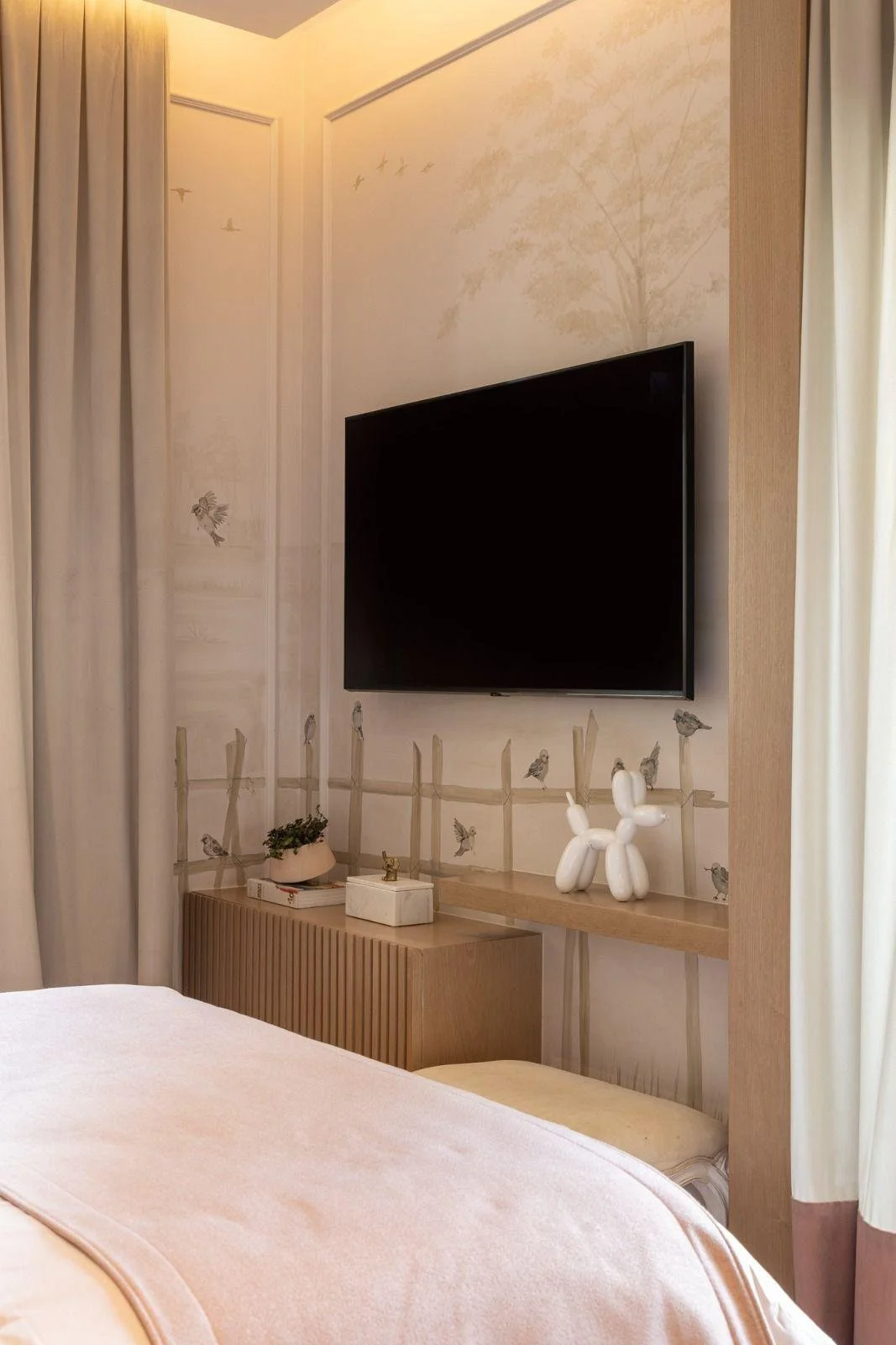 Parete TV integrata con boiserie e arredo su misura.
