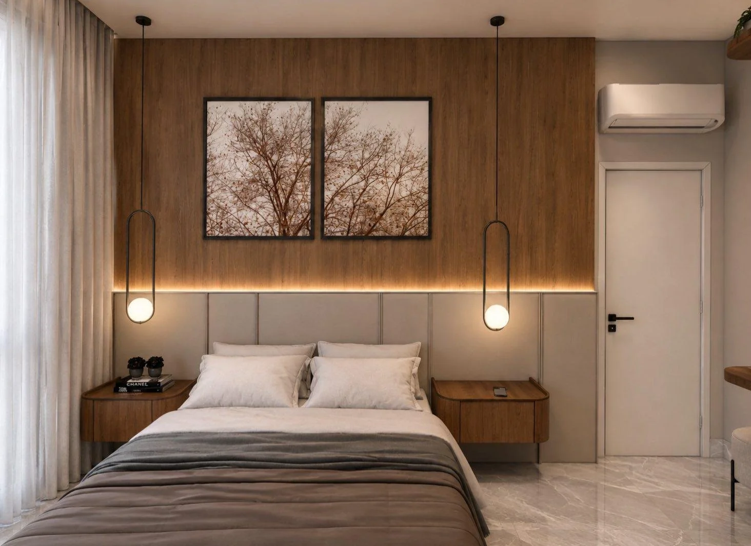 Una parete costruita per strati: legno, pannelli imbottiti e luce indiretta accompagnano il letto da un lato all’altro.