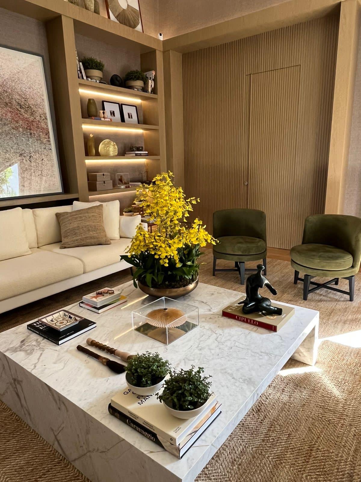 Tavolino in marmo con libri e oggetti decorativi, perfetto per aggiungere stile e funzionalità a un soggiorno moderno. 