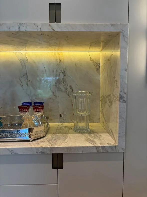 Dettaglio nicchia in Calacatta con LED perimetrale: venature in risalto e atmosfera sofisticata.