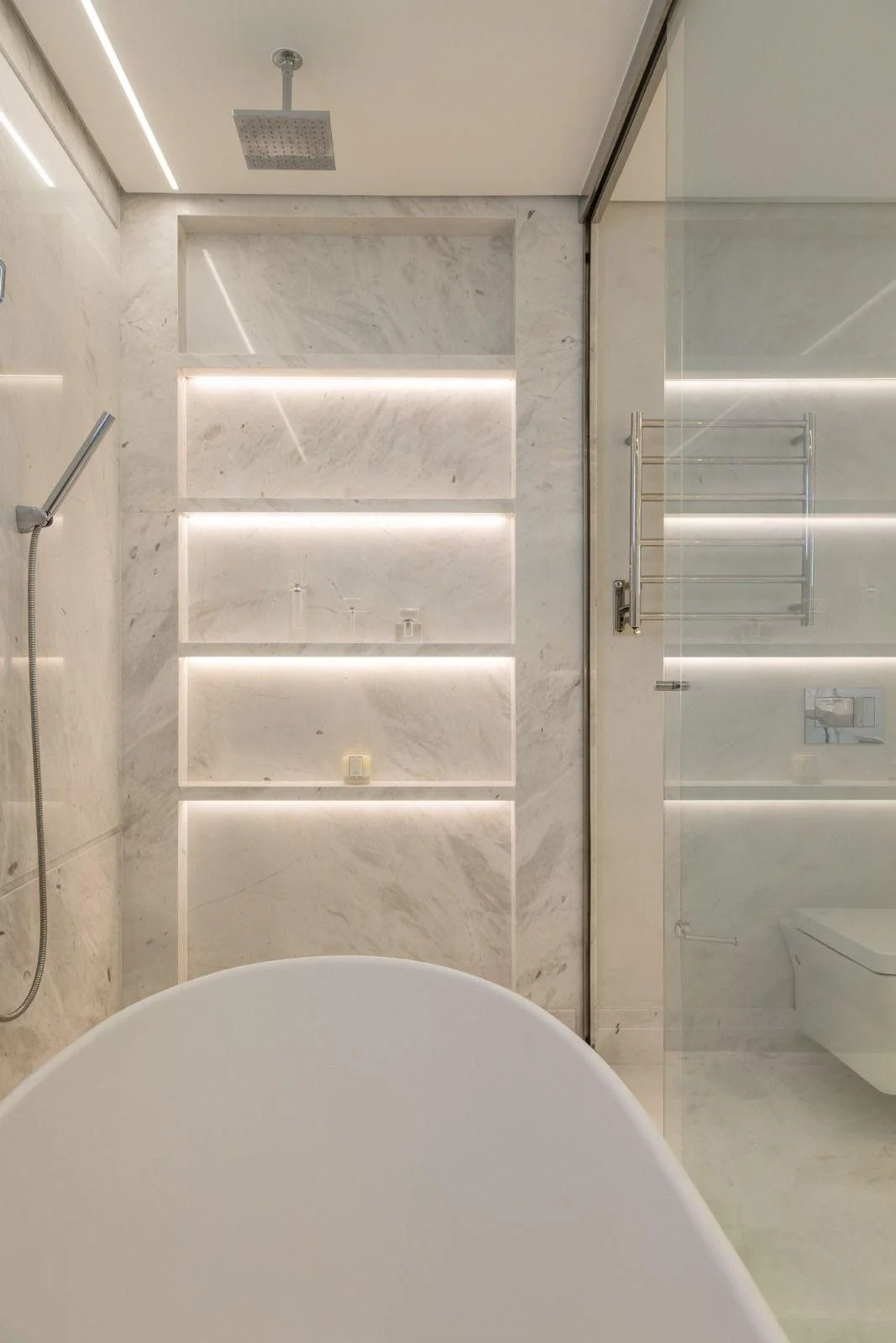 Nicchie retroilluminate per shampoo/balsamo all'interno della zona vasca.