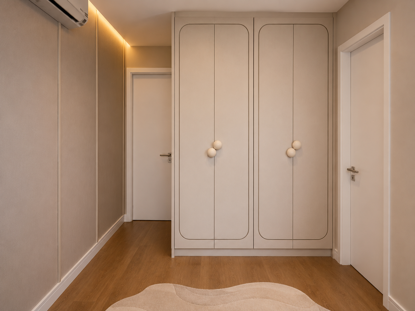 L’armadiatura a tutta altezza diventa parte integrante dell’architettura della stanza. Le ante dalle linee morbide e i dettagli decorativi tridimensionali aggiungono personalità mantenendo un’estetica essenziale e raffinata.