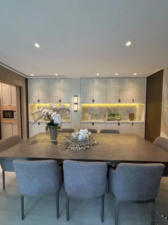 Inquadratura d’insieme con il tavolo: la nicchia in Calacatta diventa il fulcro scenografico dell’ambiente pranzo.