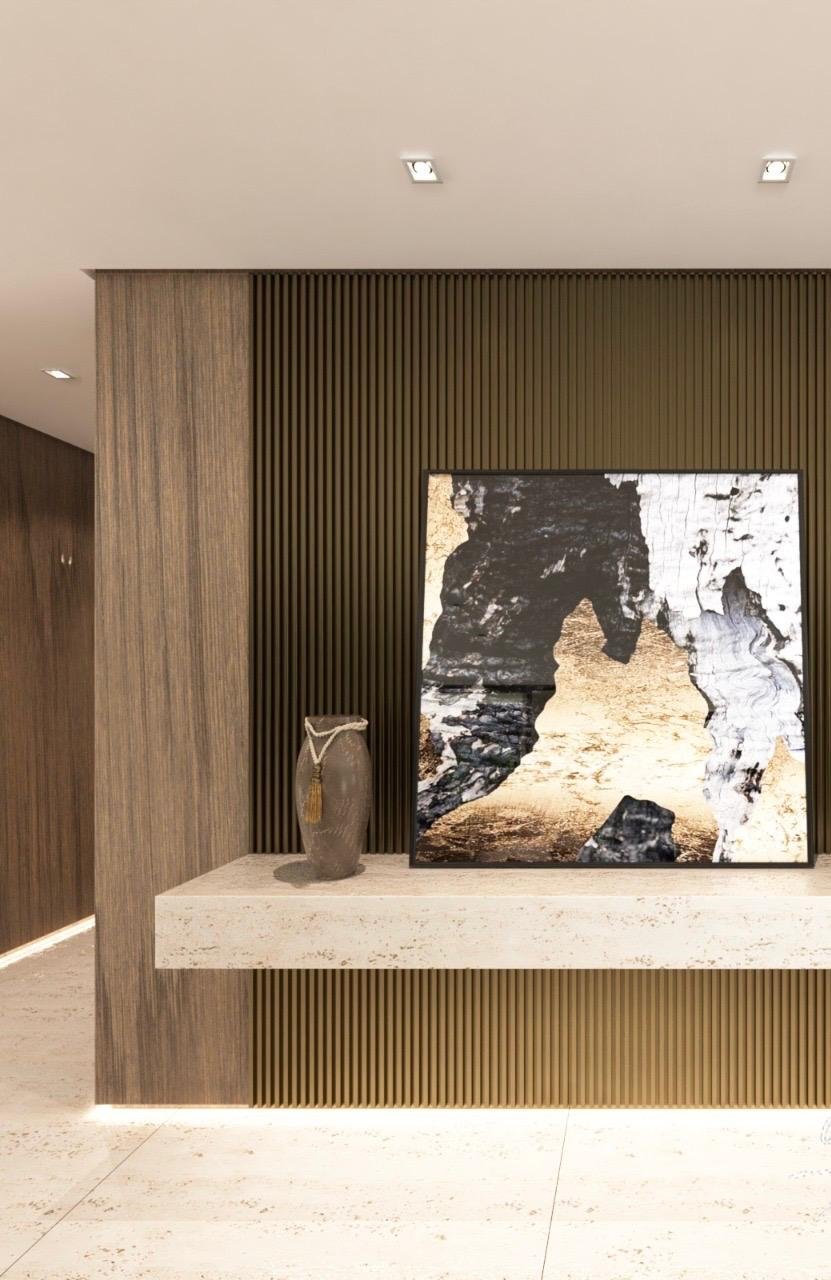 Dettaglio parete ingresso: boiserie cannettata in bronzo con mensola sospesa e opera d’arte protagonista, illuminazione discreta a filo pavimento.