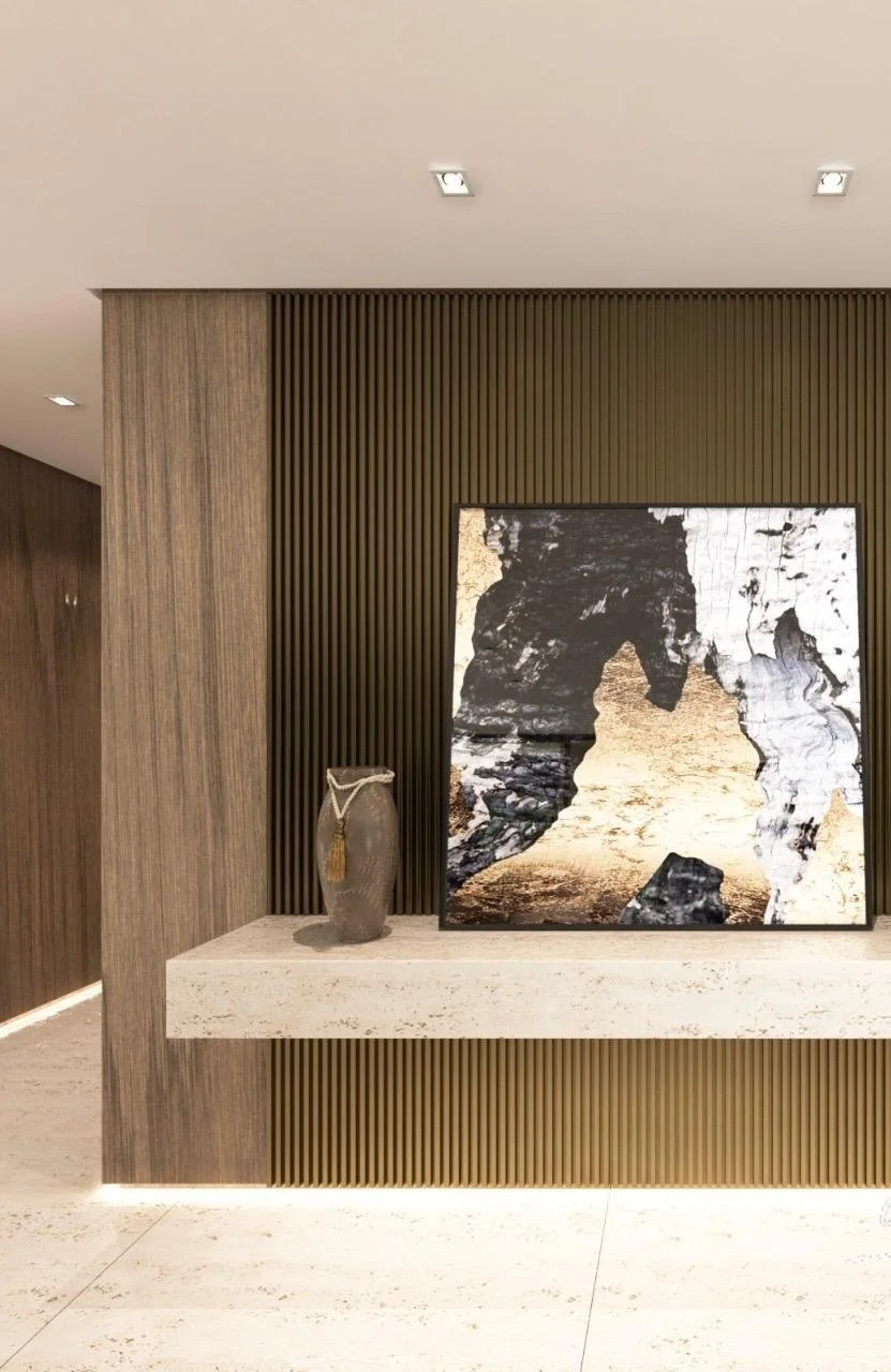 Dettaglio parete ingresso: boiserie cannettata in bronzo con mensola sospesa e opera d’arte protagonista, illuminazione discreta a filo pavimento.