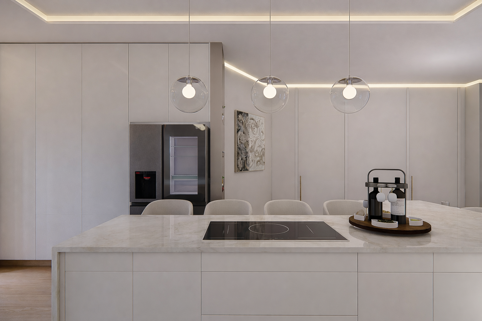 Cucina moderna con isola centrale in marmo, lampade a sospensione trasparenti, frigorifero in acciaio, pareti bianche e sedie beige.