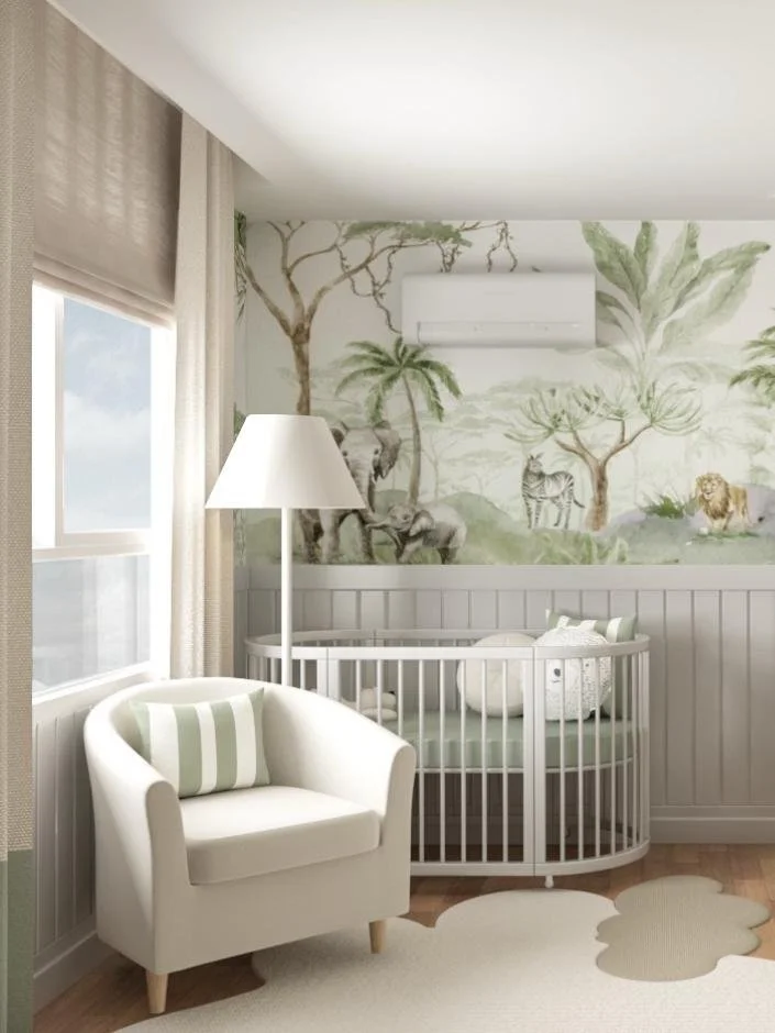 Zona relax accanto alla finestra con poltroncina e lettino tondo: luce naturale e dettagli che scaldano l’ambiente.