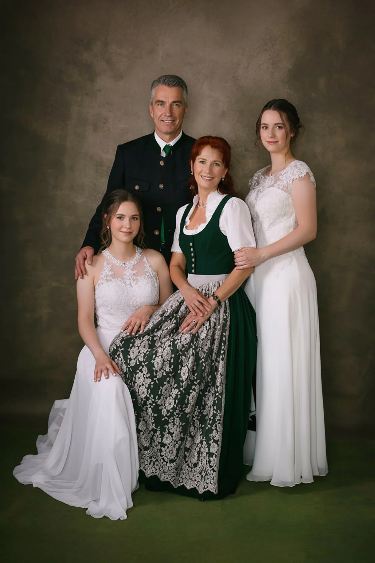 familienportrait-familie-vater-mutter-toechter-ballkleid-tracht-graz.jpg.jpg