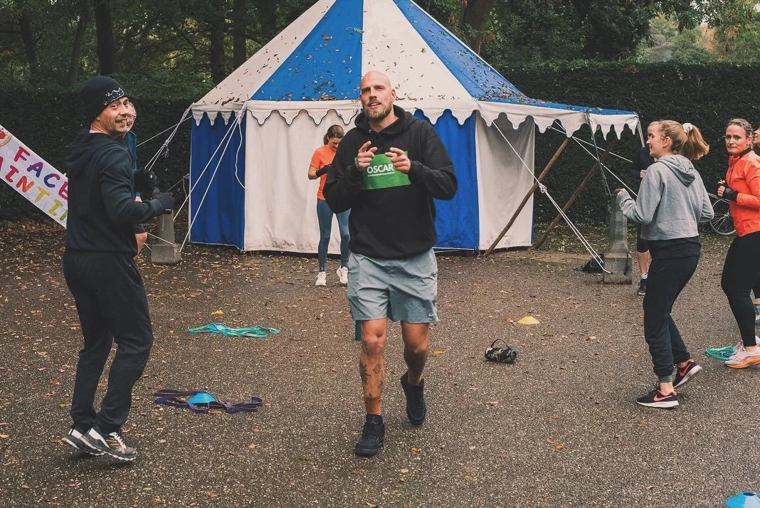 Weer of geen weer. Nat of droog. Of onze plek in het park nou beschikbaar is of niet. Bij OSCAR maakt het niet uit. Wij staan er. Doe je mee? 🏹 oscarnhem.nl/contact