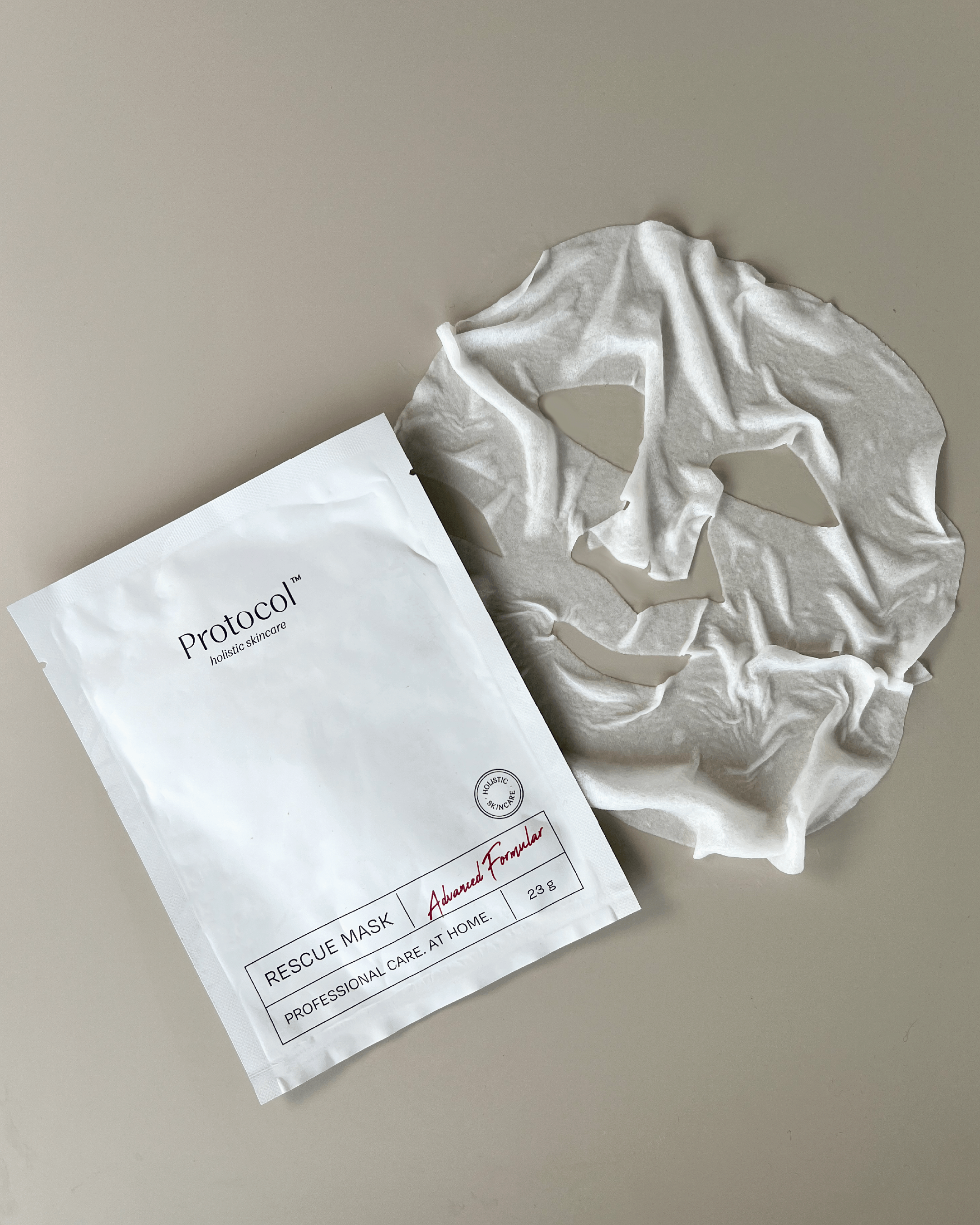 Fugtgivende og plejende ansigtsmaske af mærket Protocol