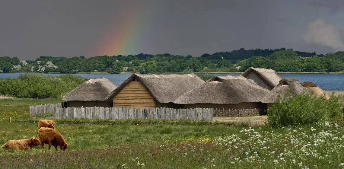 Rekonstruierte Wikinger Häuser Haithabu.jpg