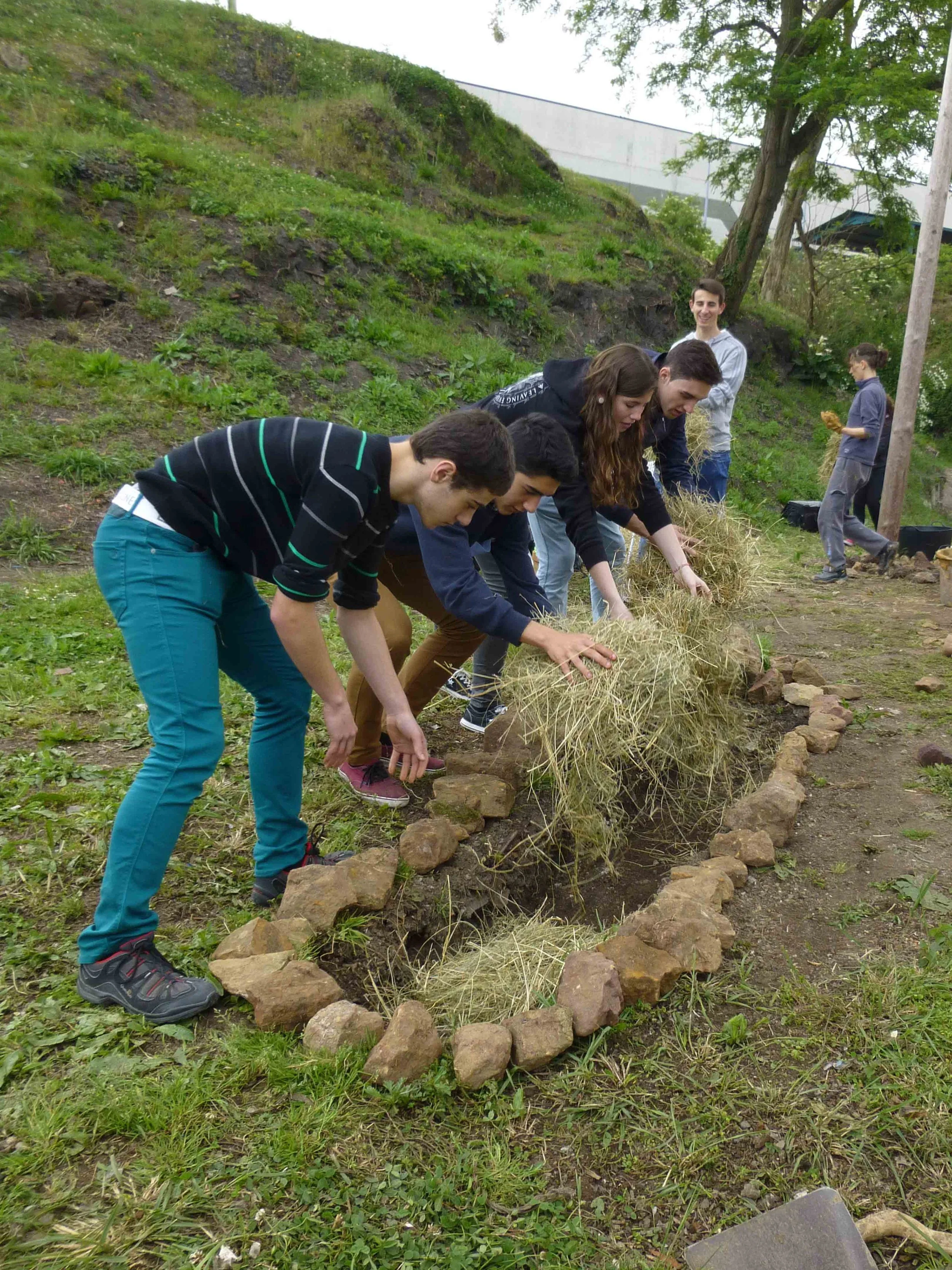 jovenes_de_secundaria_participan_en_el_experimento_arqueologico_copia.jpg