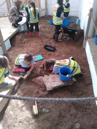 uncovering_a_bronze_age_cist_burial_in_the_big_dig.jpg