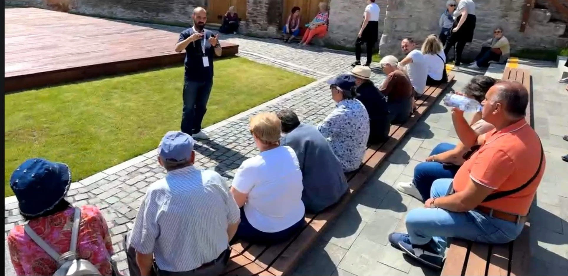 From Reenactment to Guiding – When Experience Becomes Interpretation