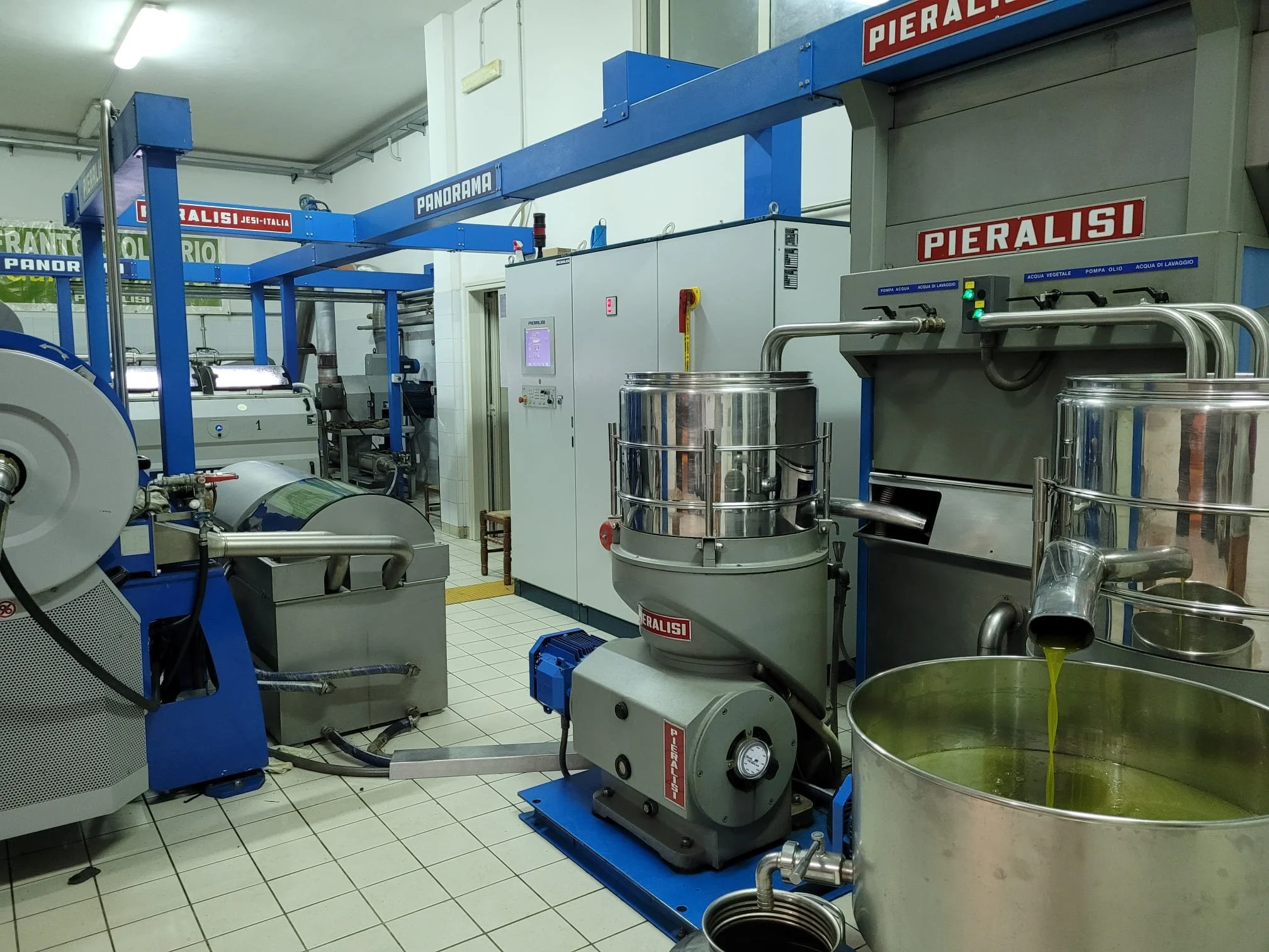 Nel cuore del frantoio, macchinari all'avanguardia lavorano in armonia con la nostra esperienza. Le olive vengono macinate con delicatezza e la pasta ottenuta viene gramolata a freddo. Questo processo, controllato con precisione, è cruciale per estra
