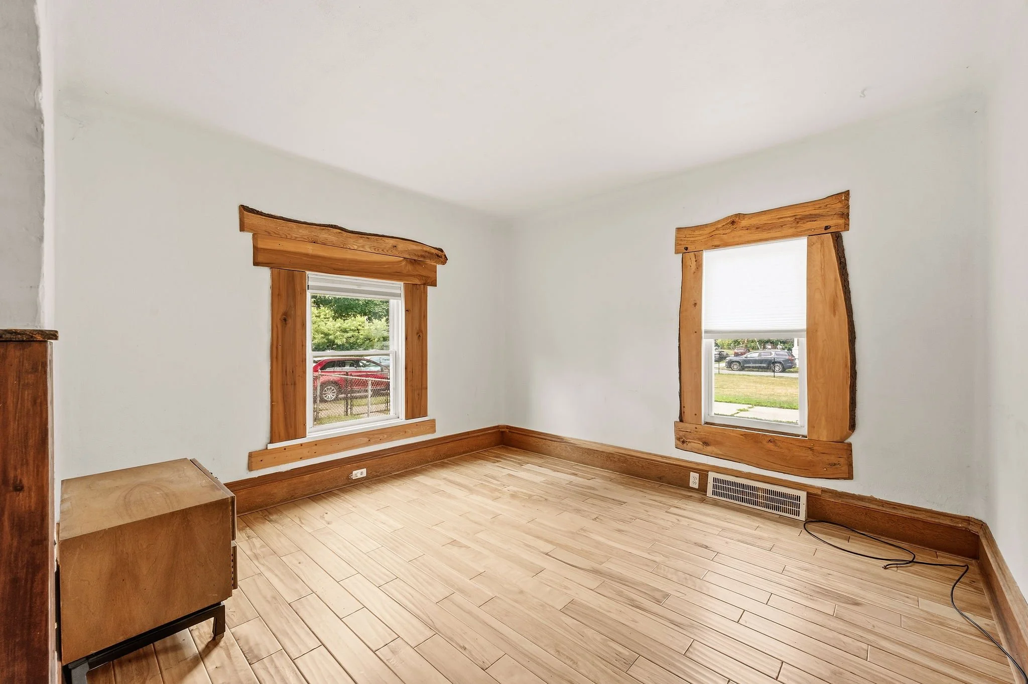 22-web-or-mls-DSC_3871living.jpg