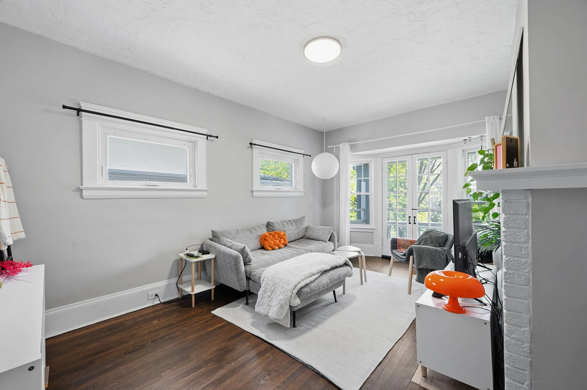 21-web-or-mls-DSC_1376living.jpg