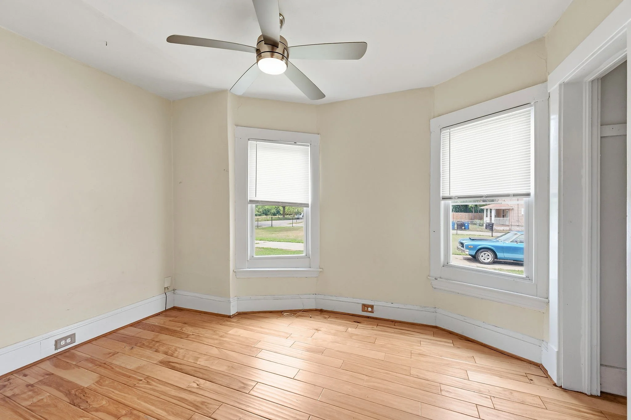 16-web-or-mls-DSC_3836bed1stfloor.jpg