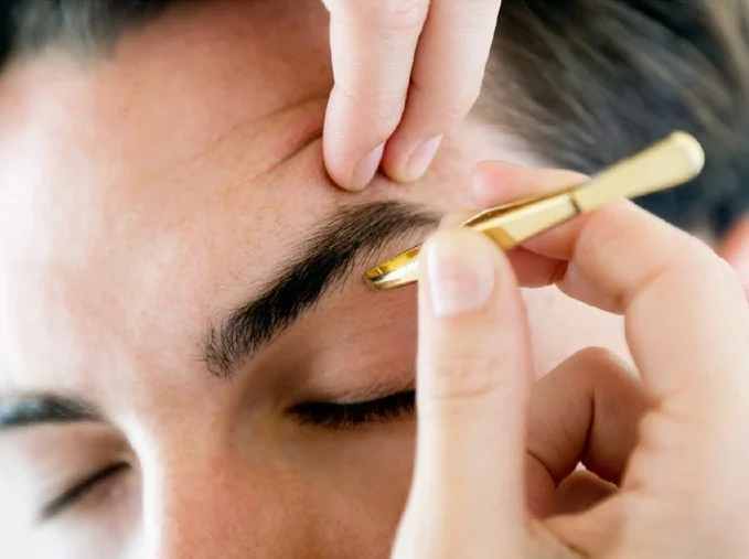 Augenbrauenn, Wimpern, Nase und Ohren für Ihn